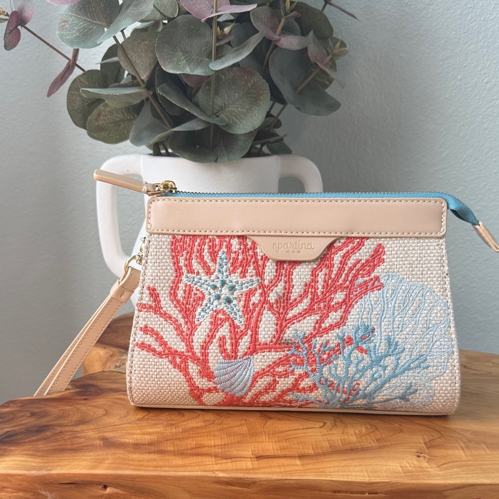 Crossbody/wristlet